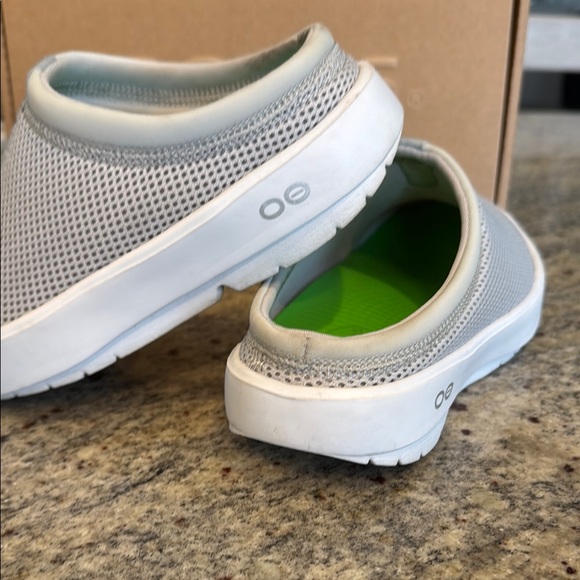 OOFOS SIZE 5 - Picture 3 of 11